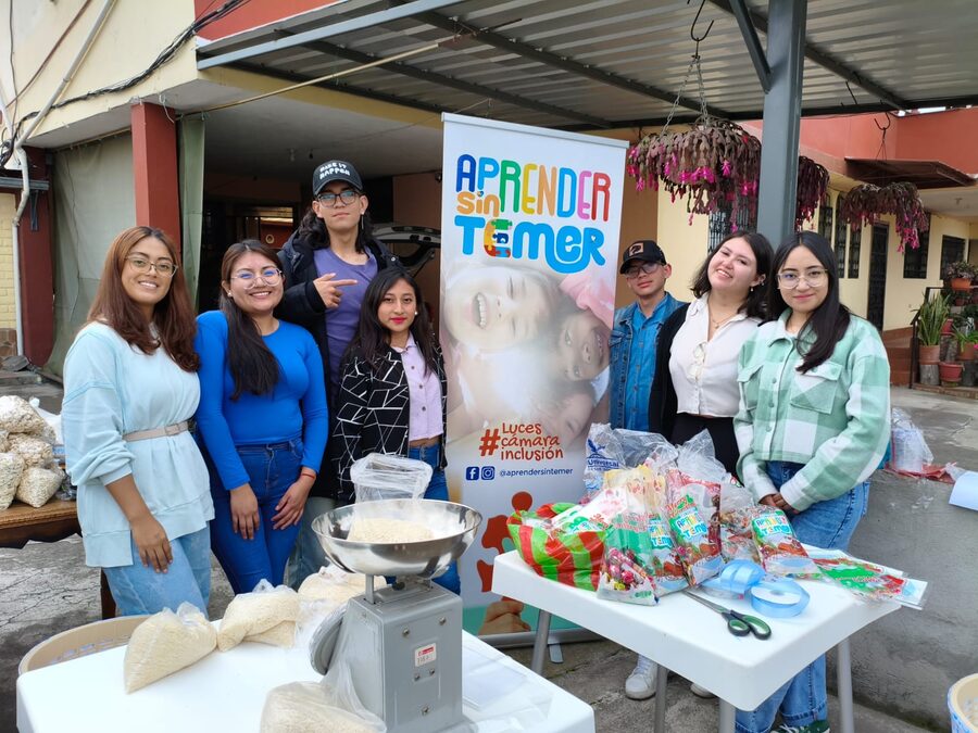 Voluntarios preparando fundas de caramelos — campaña 2025