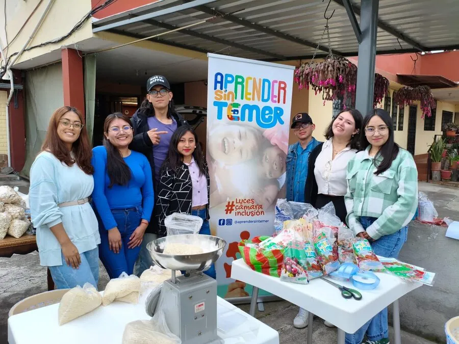 Voluntarios preparando fundas de caramelos — campaña 2025
