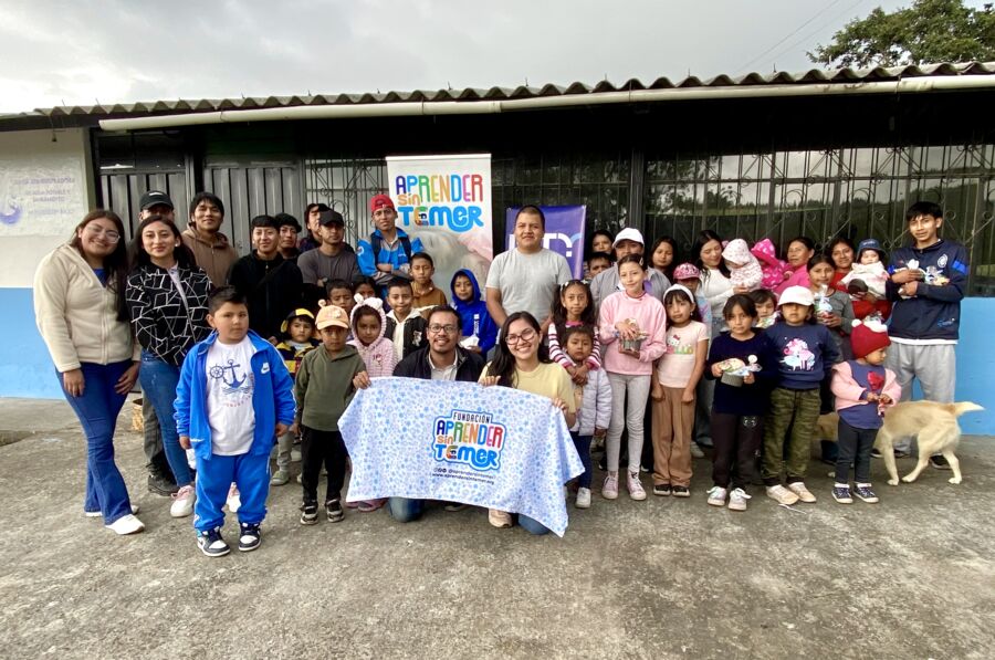 Entrega a familias y niños de la comunidad — campaña 2025